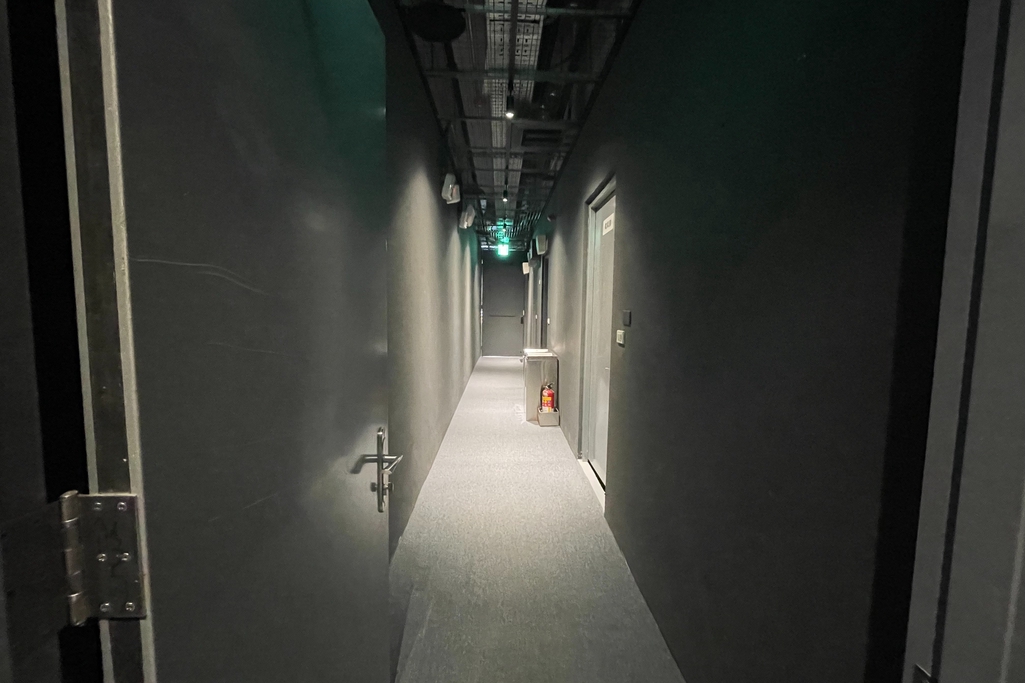 內部_通往廁所走廊