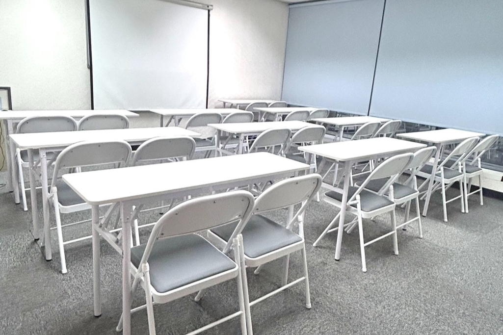 可以擺放9~10張培訓桌