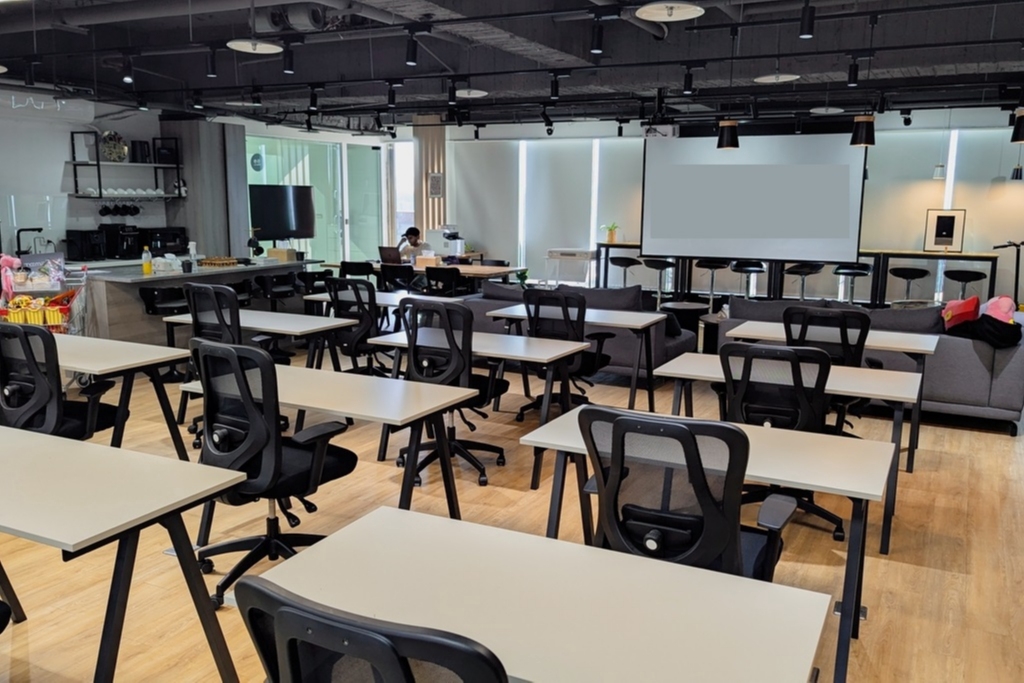 🚇 善導寺站4號出口5分鐘｜🌇 高樓景觀空中花園｜📚 多功能教室+會議空間，可容納200人｜杭州南151