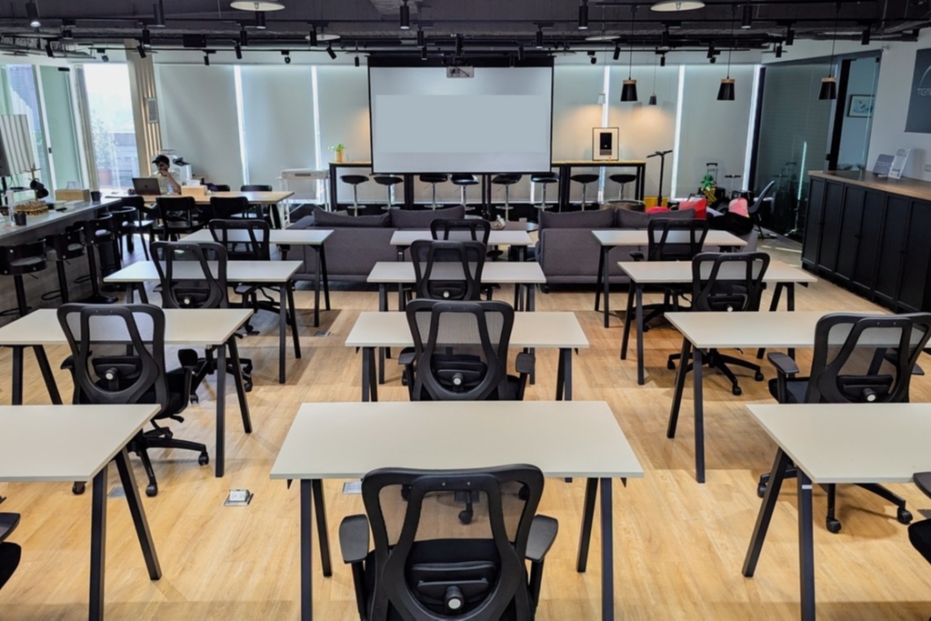 🚇 善導寺站4號出口5分鐘｜🌇 高樓景觀空中花園｜📚 多功能教室+會議空間，可容納200人｜杭州南151