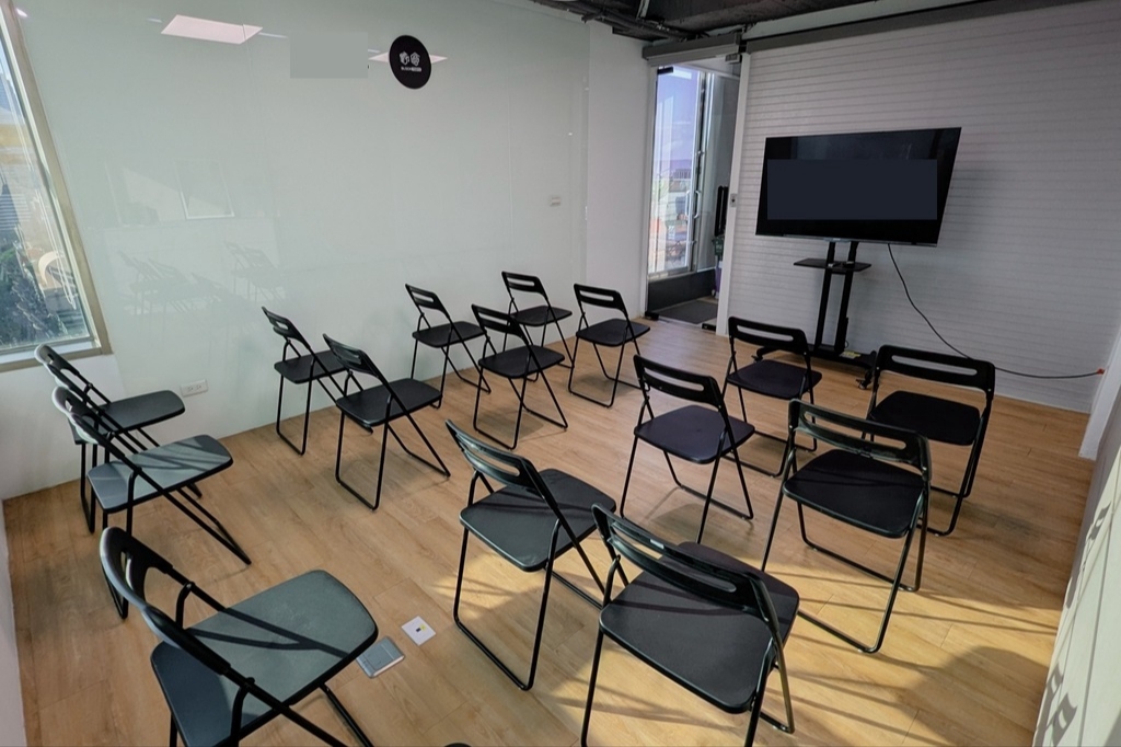 🚇 善導寺站4號出口5分鐘｜🌇 高樓景觀空中花園｜📚 多功能教室+會議空間，可容納200人｜杭州南151