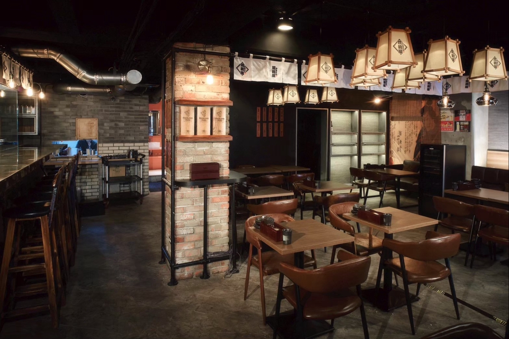 開放式場地有提供投影設備 桌椅可自由挪移