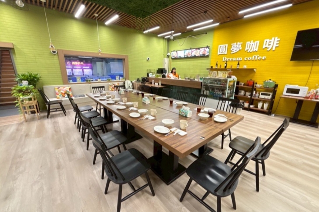 中和40人開放式空間│停車限量免費及優惠│中原捷運站步行4分鐘│團體會議課程│暢銷美食餐點供應