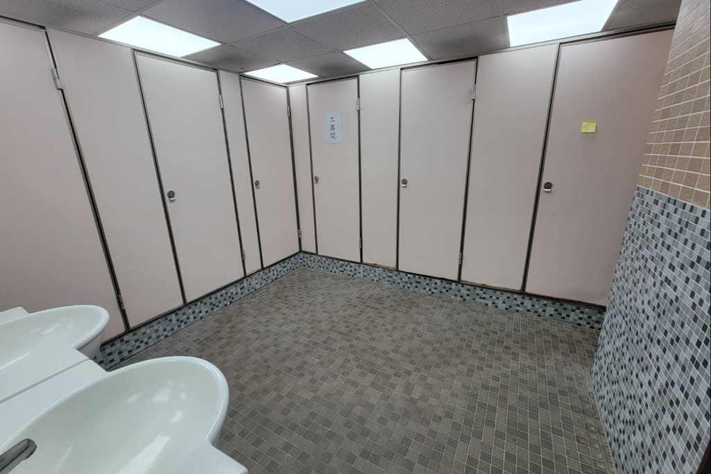 女廁
