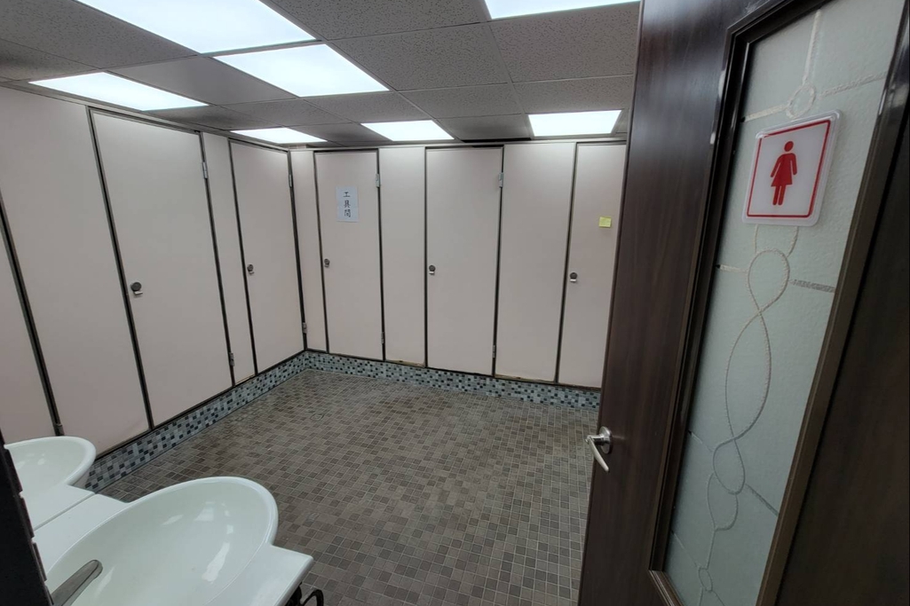 女廁
