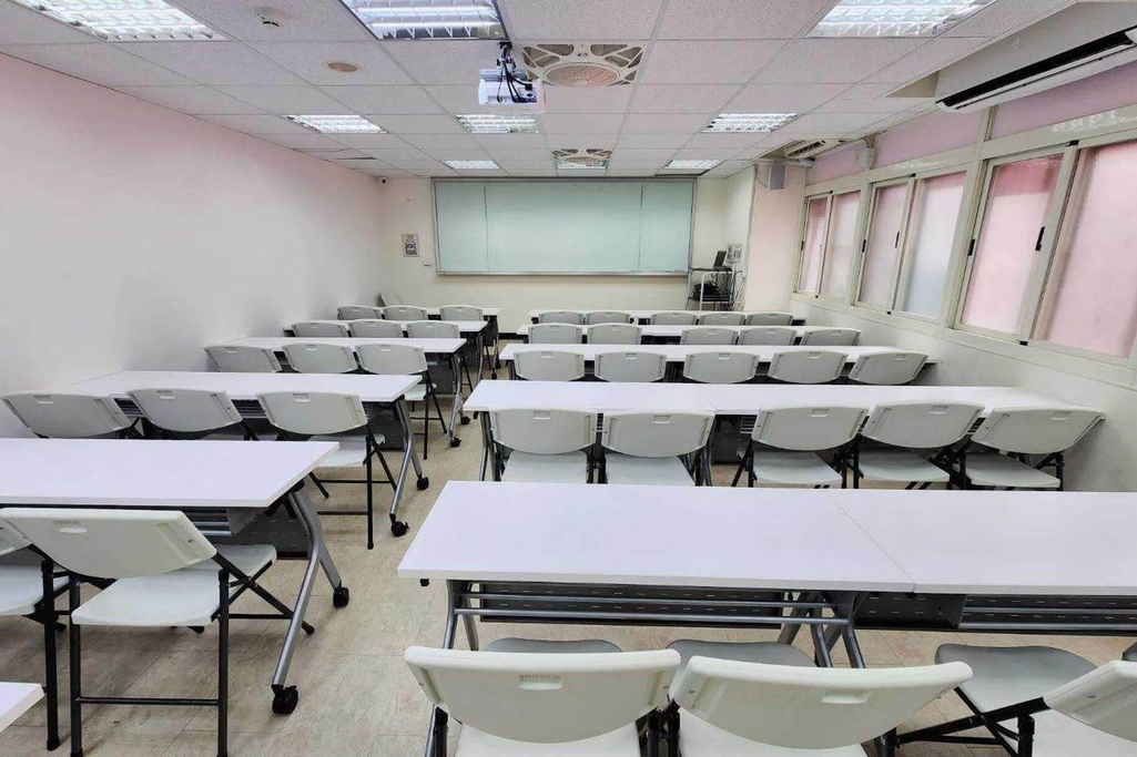 🚆捷運北車Z2出口2分鐘｜🪑50~65人｜📽投影音響｜🧊RO飲水｜📍新光三越正後方｜消建安合格｜許昌4A