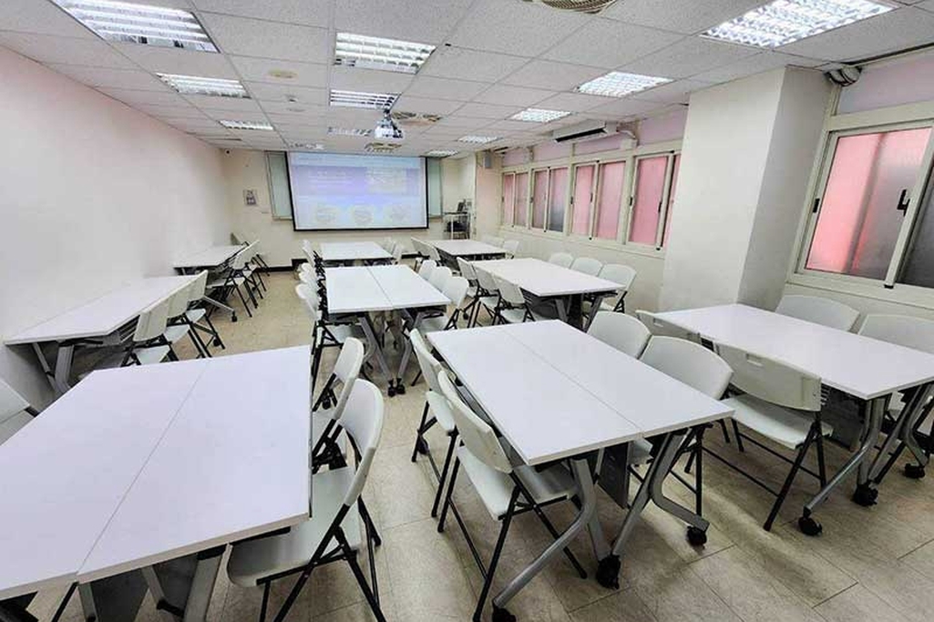 🚆捷運北車Z2出口2分鐘｜🪑50~65人｜📽投影音響｜🧊RO飲水｜📍新光三越正後方｜消建安合格｜許昌4A