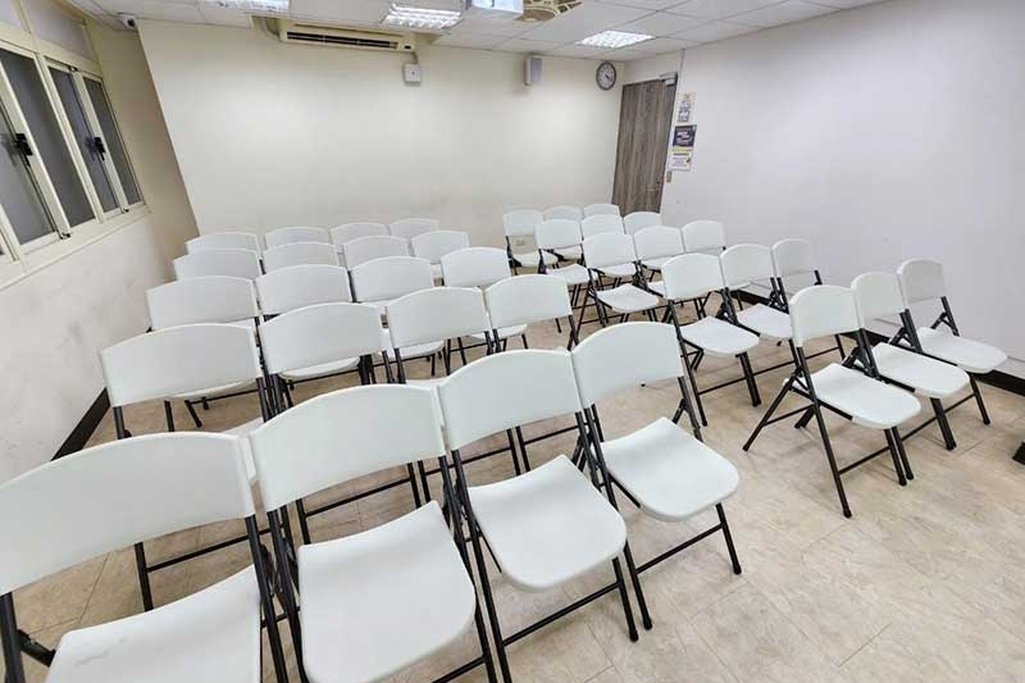 🚆捷運北車Z2出口2分鐘｜🪑29~40人｜📽投影音響｜🧊RO飲水｜📍新光三越正後方｜消建安合格｜許昌4B