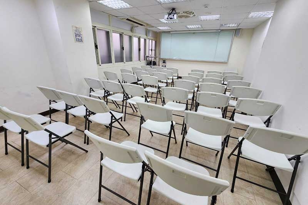 🚆捷運北車Z2出口2分鐘｜🪑29~40人｜📽投影音響｜🧊RO飲水｜📍新光三越正後方｜消建安合格｜許昌4C