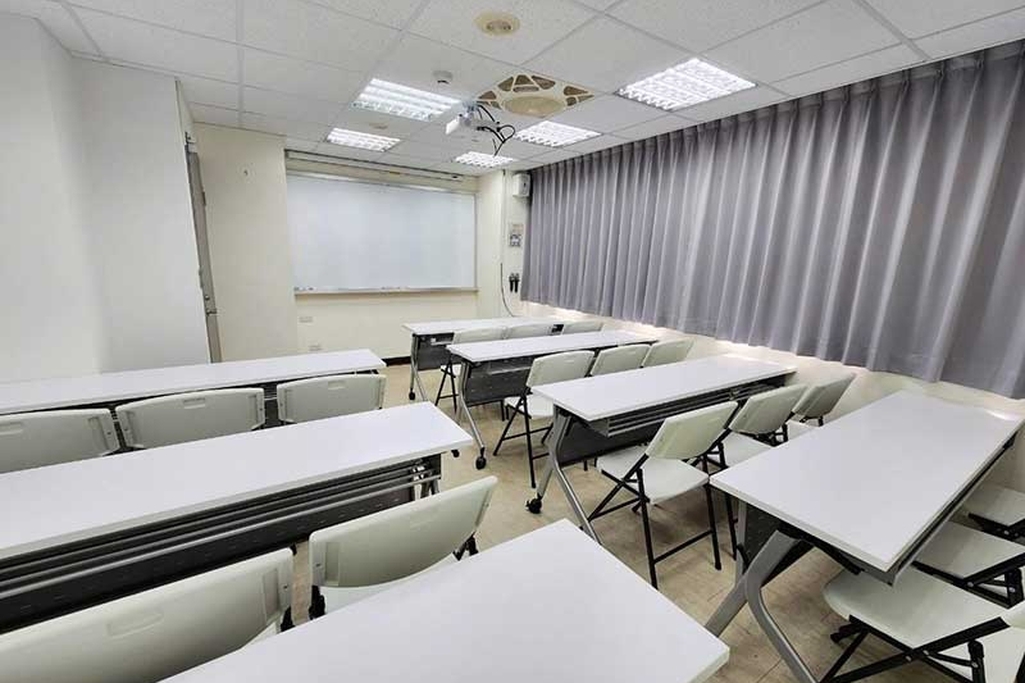 🚆捷運北車Z2出口2分鐘｜🪑21~30人｜📽投影音響｜🧊RO飲水｜📍新光三越正後方｜消建安合格｜許昌4D