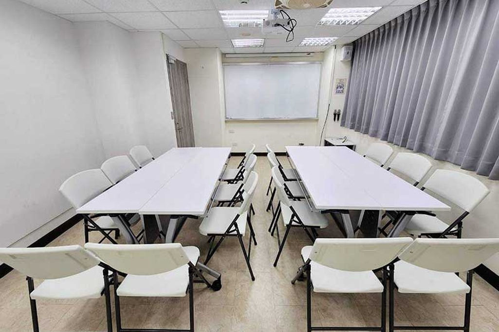 🚆捷運北車Z2出口2分鐘｜🪑21~30人｜📽投影音響｜🧊RO飲水｜📍新光三越正後方｜消建安合格｜許昌4D