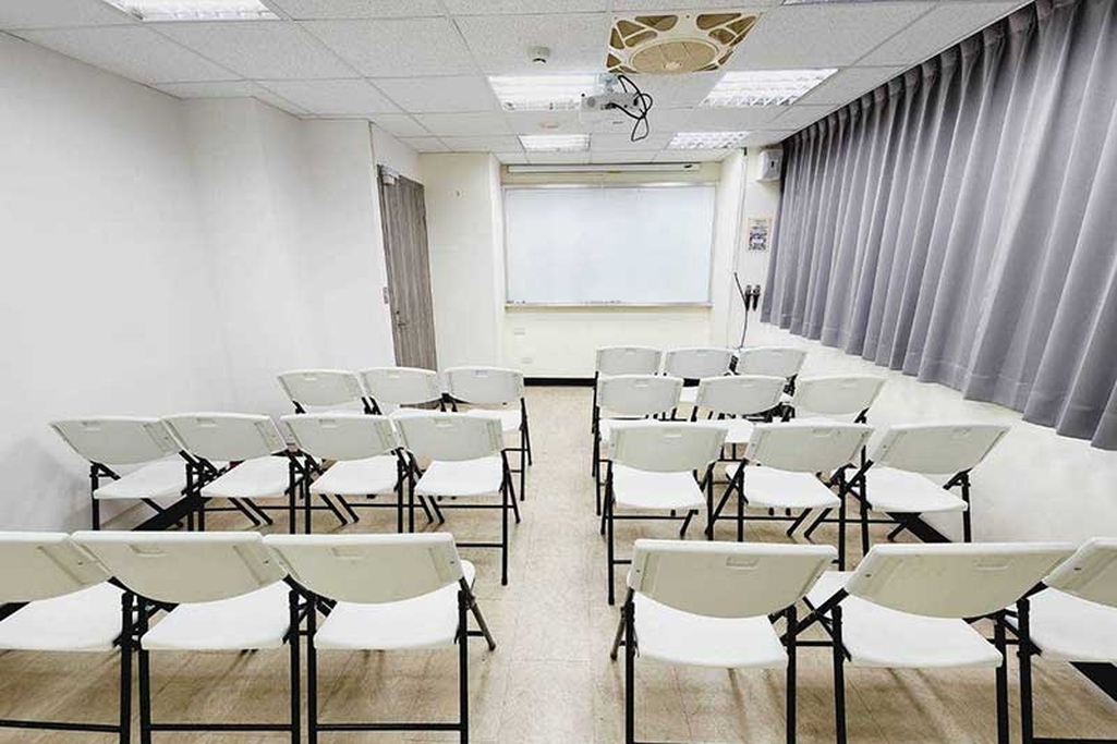 🚆捷運北車Z2出口2分鐘｜🪑21~30人｜📽投影音響｜🧊RO飲水｜📍新光三越正後方｜消建安合格｜許昌4D