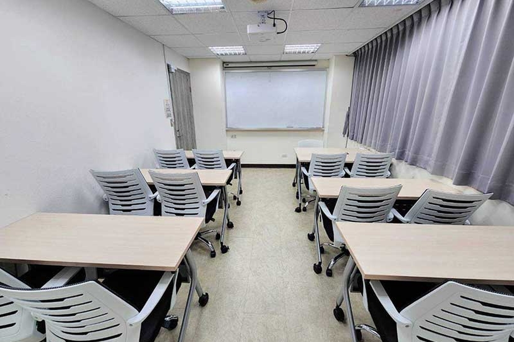 🚆捷運北車Z2出口2分鐘｜🪑12~30人｜📽投影音響｜🧊RO飲水｜📍新光三越正後方｜消建安合格｜許昌4E