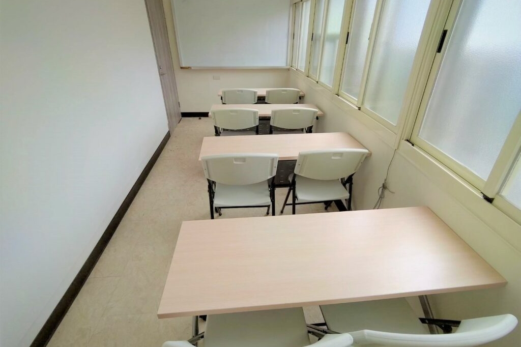 🚆捷運北車Z2出口2分鐘｜🪑8人｜📽投影音響｜🧊RO飲水｜📍新光三越正後方｜消建安合格｜許昌4F