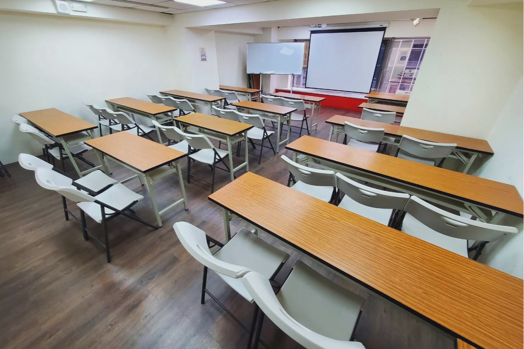 🚆捷運北車Z10出口6分鐘｜🪑34~50人｜📽投影音響｜🧊提供飲水機｜📍重慶南路武昌街口｜金融A