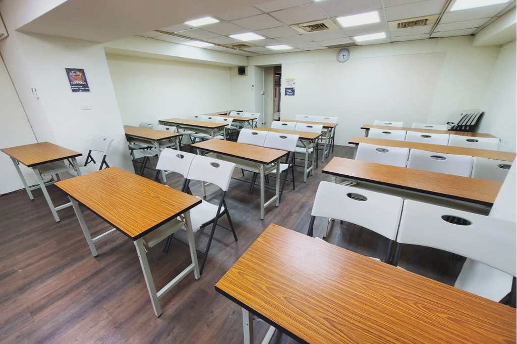 🚆捷運北車Z10出口6分鐘｜🪑34~50人｜📽投影音響｜🧊提供飲水機｜📍重慶南路武昌街口｜金融A