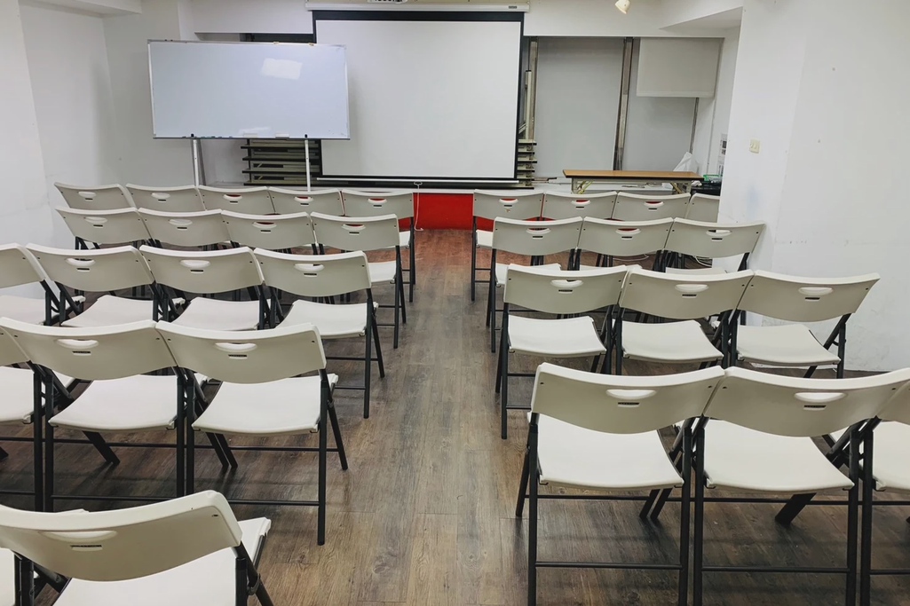 🚆捷運北車Z10出口6分鐘｜🪑34~50人｜📽投影音響｜🧊提供飲水機｜📍重慶南路武昌街口｜金融A