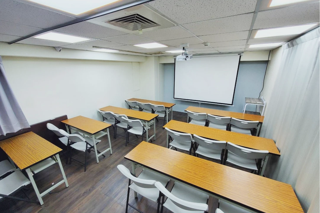 🚆捷運北車Z10出口6分鐘｜🪑18~24人｜📽投影音響｜🧊提供飲水機｜📍重慶南路武昌街口｜金融B