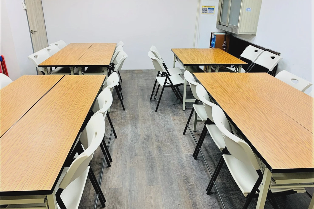 🚆捷運北車Z10出口6分鐘｜🪑18~24人｜📽投影音響｜🧊提供飲水機｜📍重慶南路武昌街口｜金融B