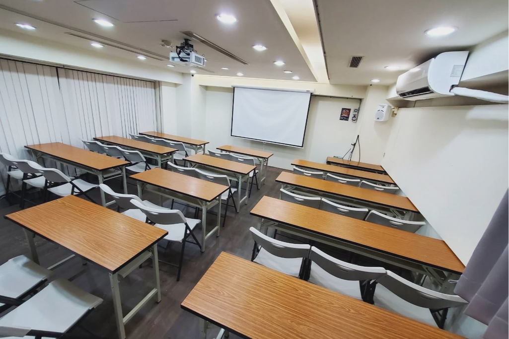 🚆捷運北車Z10出口6分鐘｜🪑34~50人｜📽投影音響｜🧊提供飲水機｜📍重慶南路武昌街口｜金融C