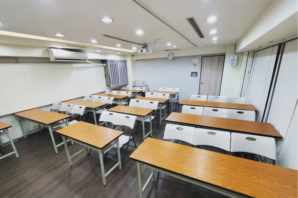 🚆捷運北車Z10出口6分鐘｜🪑34~50人｜📽投影音響｜🧊提供飲水機｜📍重慶南路武昌街口｜金融C