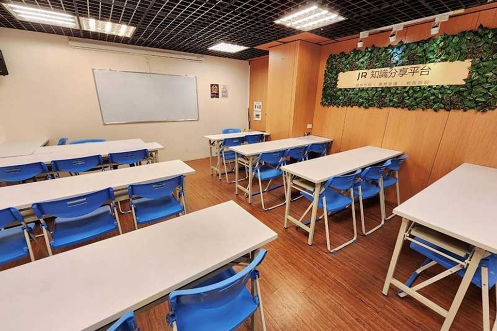 🚆捷運臺大醫院4出口6分鐘｜🪑20~30人｜📽投影音響｜🧊提供飲水機｜📍重慶南路近襄陽路｜世界C