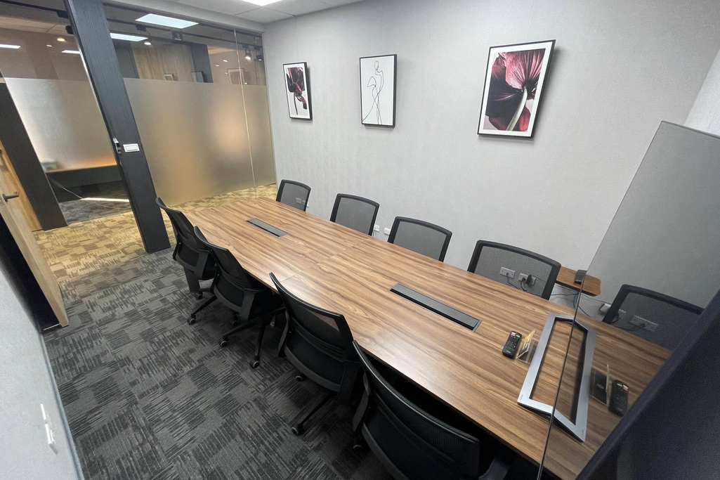 信義區精華地段 市政府站步行1分鐘 8-9人會議室2