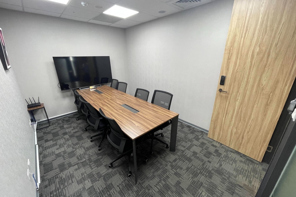 信義區精華地段 市政府站步行1分鐘 8-9人會議室2