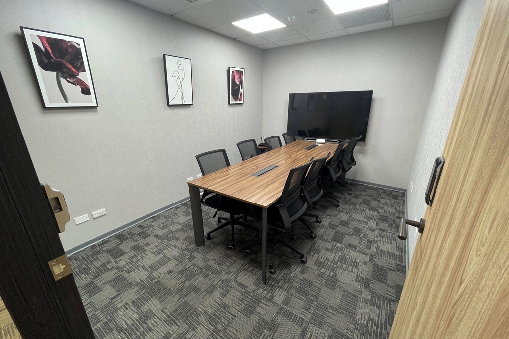 信義區精華地段 市政府站步行1分鐘 8-9人會議室2