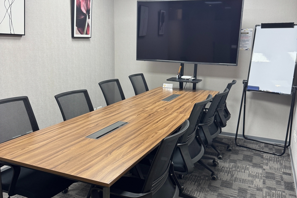 信義區精華地段 市政府站步行1分鐘 8-9人會議室2