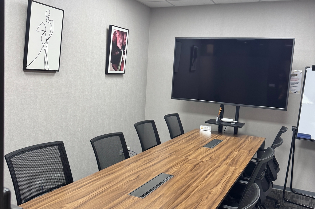 信義區精華地段 市政府站步行1分鐘 8-9人會議室2