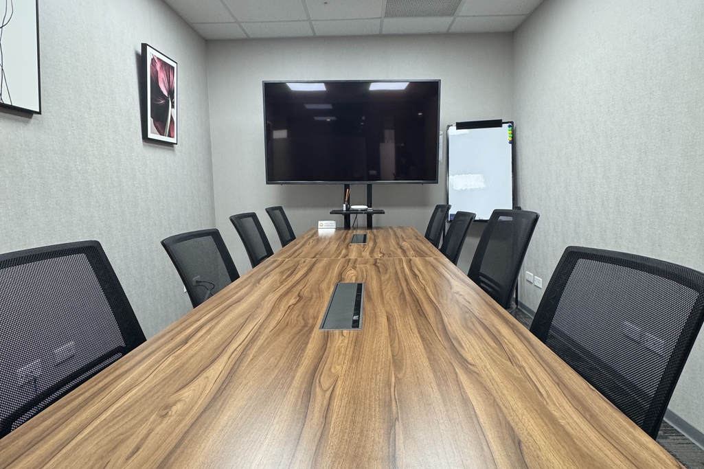 信義區精華地段 市政府站步行1分鐘 8-9人會議室2