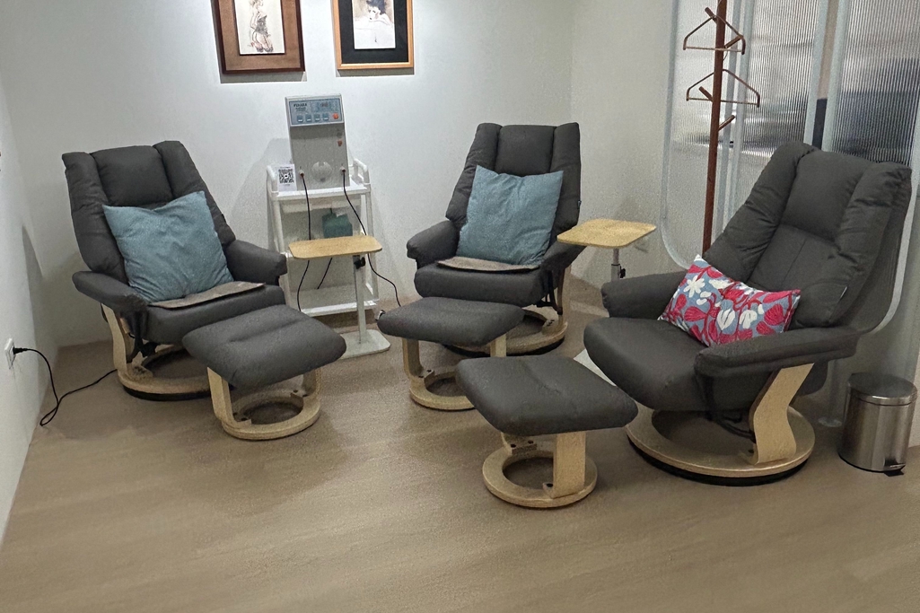 休息區；沙發可放倒