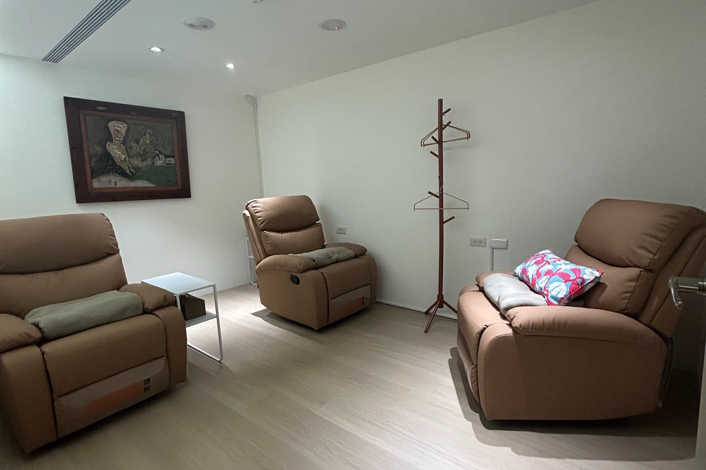 草之木健康藝術空間--VIP專屬房間～工作休息同時調理身體；明曜百貨忠孝敦化站出口1分鐘/藝術氛圍 簡單雅致交通購物方便