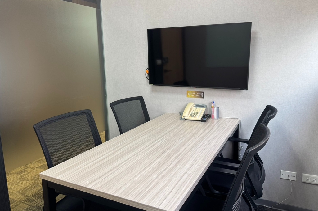 信義區｜市政府站100公尺｜4人會議室｜電視投影・白板・Wi-Fi
